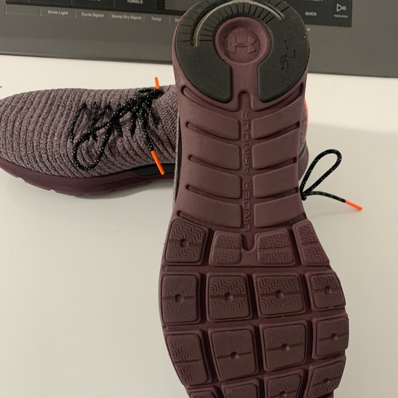 (new) Under Armour Size 12 limited edition - Picture 4 of 5
